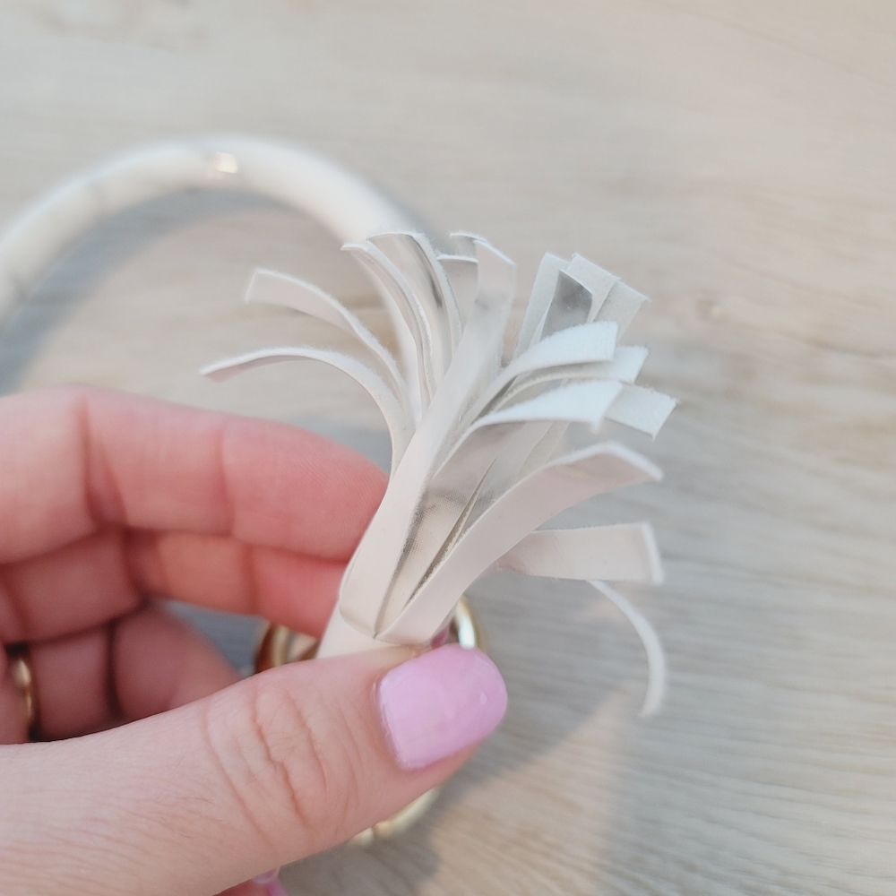 💕 NWOT Set of 2 Wristlet Bracelet Key Chain in White - Picture 3 of 13